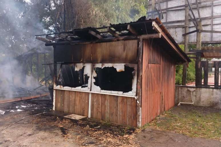 Imagens do Corpo de Bombeiros mostram o interior da residência alvo de incêndio em Santa Catarina