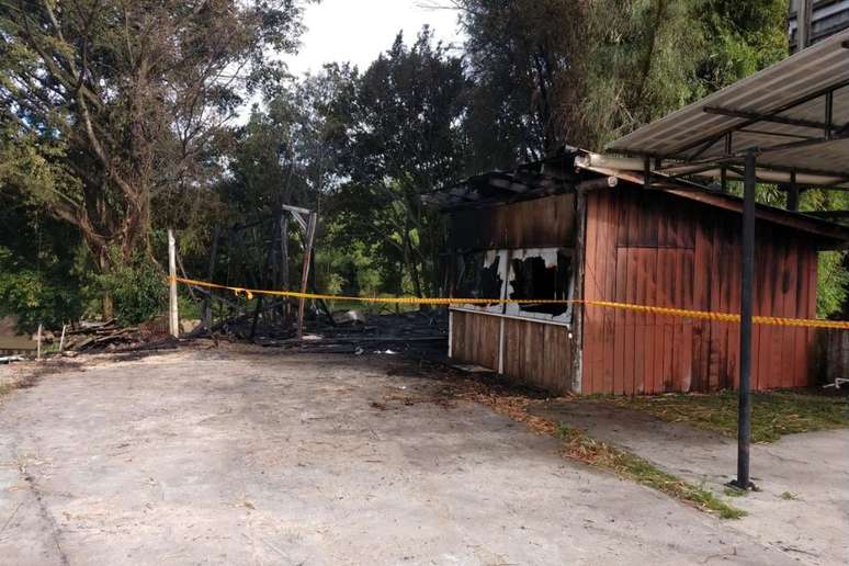 Imagens do Corpo de Bombeiros mostram o interior da residência alvo de incêndio em Santa Catarina