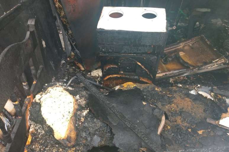 Imagens do Corpo de Bombeiros mostram o interior da residência alvo de incêndio em Santa Catarina