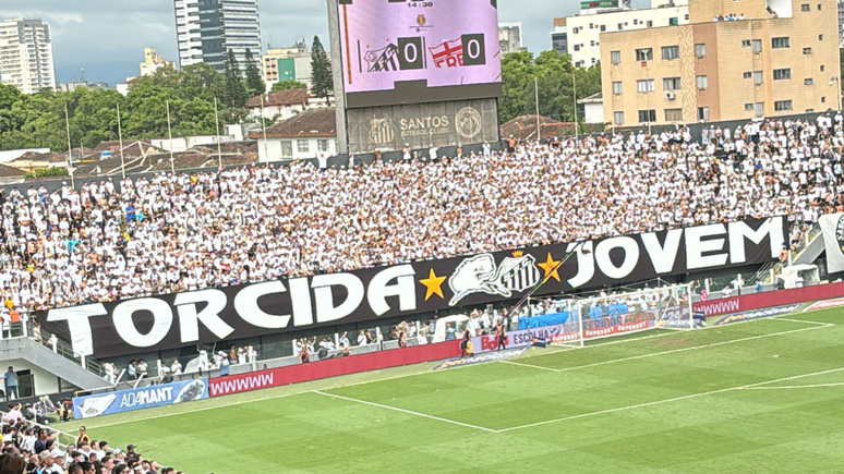 Torcedores organizados do Santos rasgaram faixa em homenagem a Pelé, encerrando protesto da Série B 