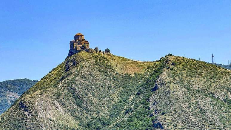 Empoleirado em um rochedo sobre o precipício, o Mosteiro Jvari é um importante local histórico e religioso