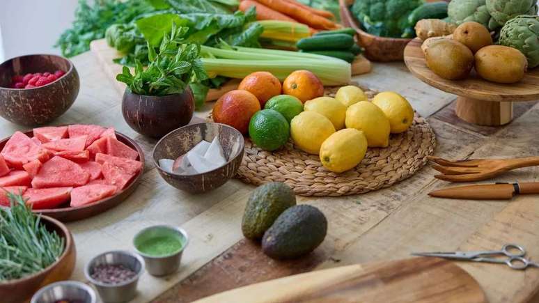 Abacaxi, uva, melancia, brócolis, cenoura e pepino estão entre as frutas e legumes da época