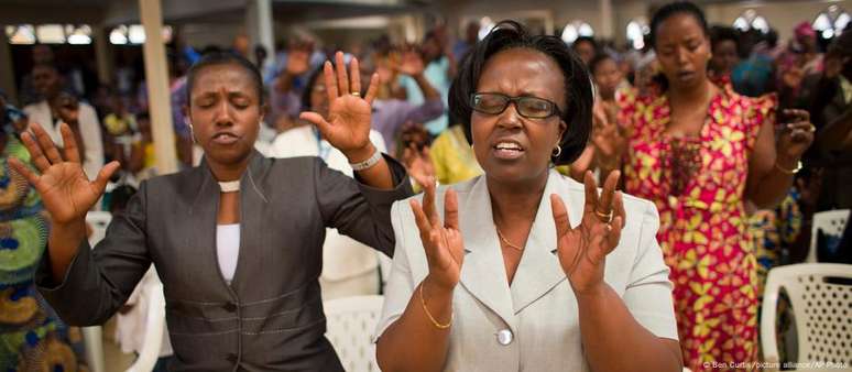 Fiéis em um templo evangélico em Ruanda