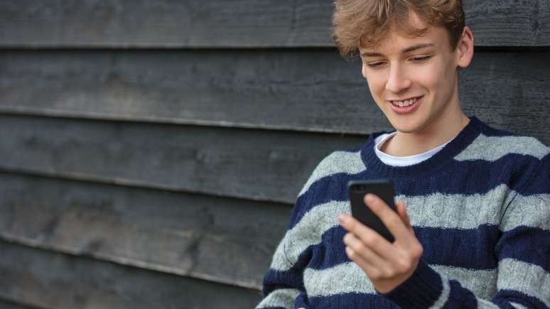 Apesar de algumas diferenças, o Reino Unido implementou a lei que proíbe celular nas escolas em fevereiro e está vendo as diferenças; confira