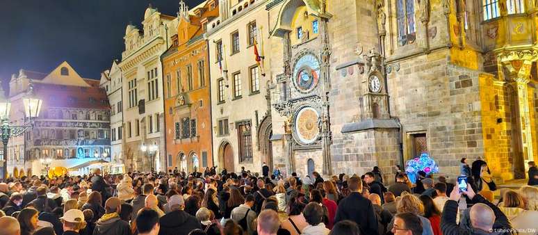 Multidão de turistas se aglomera em frente ao Relógio Astronômico, na Praça da Cidade Velha