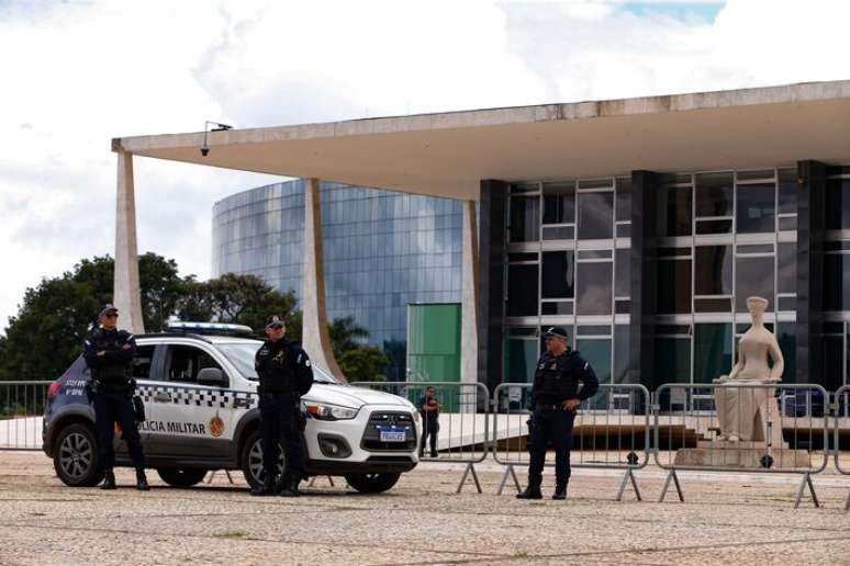 O prédio do Supremo Tribunal Federal (STF) voltou a ser cercado por grades por medida de segurança.