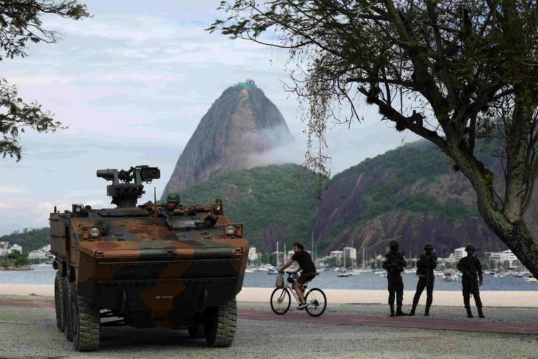 Blindados estão nas ruas do Rio