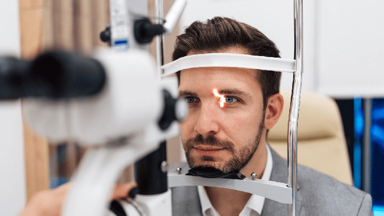 O exame de fundo de olho e o acompanhamento médico são importantes para identificar e tratar a retinopatia / Foto: Shutterstock