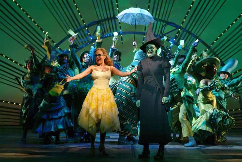 Kristin Chenoweth como Glinda e Idina Menzel como Elphaba e companhia em 'Wicked' na Broadway. ITV/Shutterstock