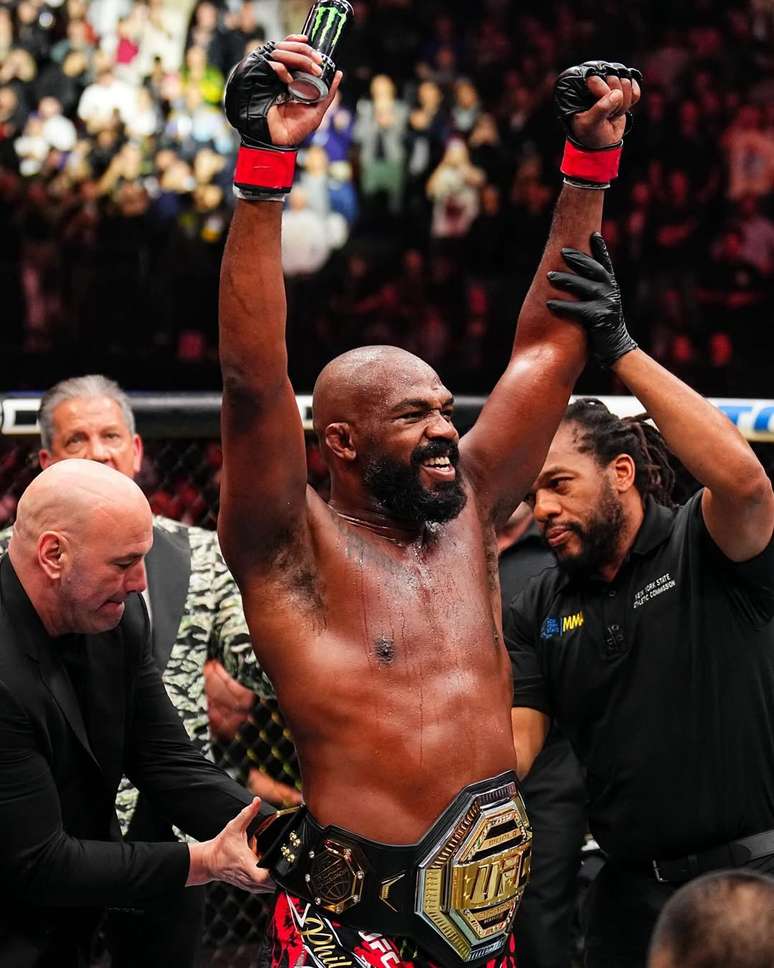 Jon Jones recebe o cinturão do UFC 