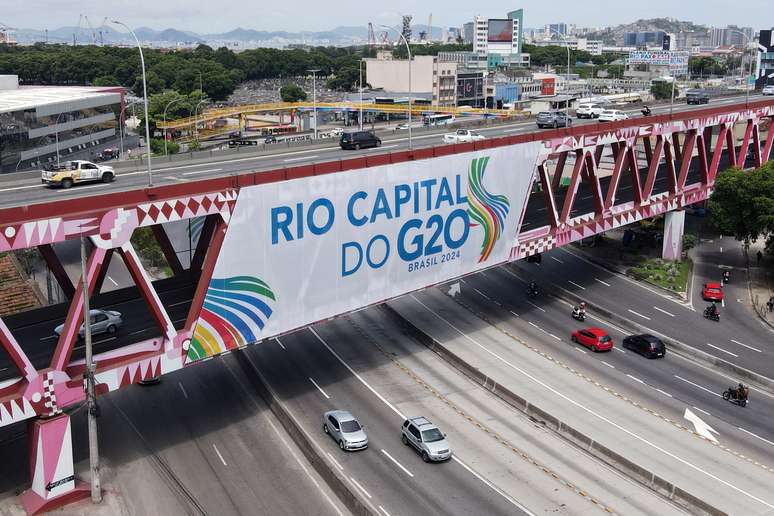 Uma visão de drone mostra um banner em uma ponte antes da Cúpula do G20 no Rio de Janeiro, Brasil, em 17 de novembro de 2024. 