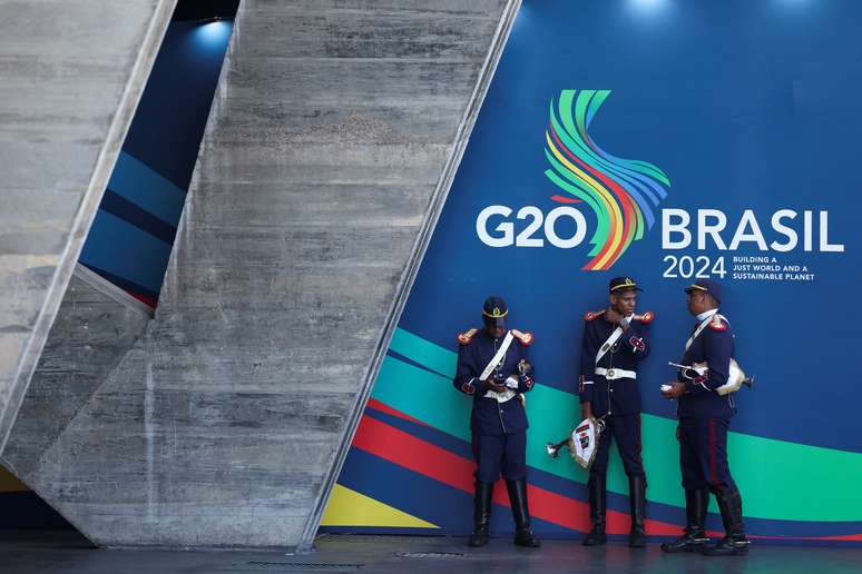 Integrantes da banda se levantam no dia da cúpula do G20 no Rio de Janeiro, Brasil, 18 de novembro de 2024.
