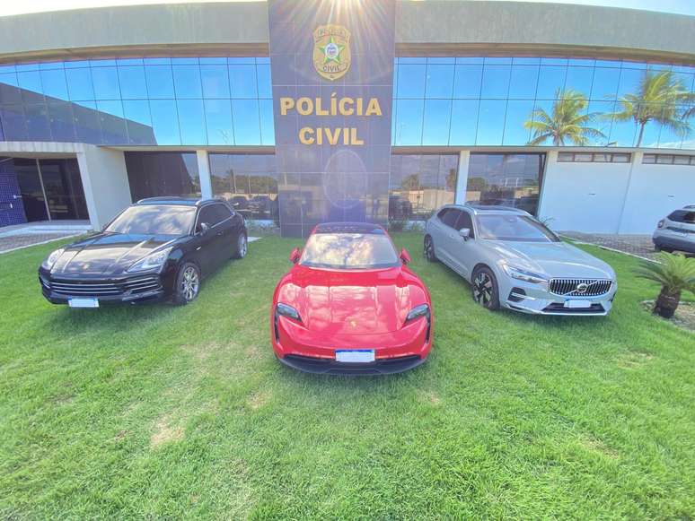 Polícia de Alagoas apreendeu carros de luxo de influenciadores que promoviam Jogo do Tigrinho online