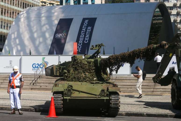 Militares da Marinha com tanques e anfíbios em frente ao centro de credenciamento para G-20, na zona sul do Rio de Janeiro.