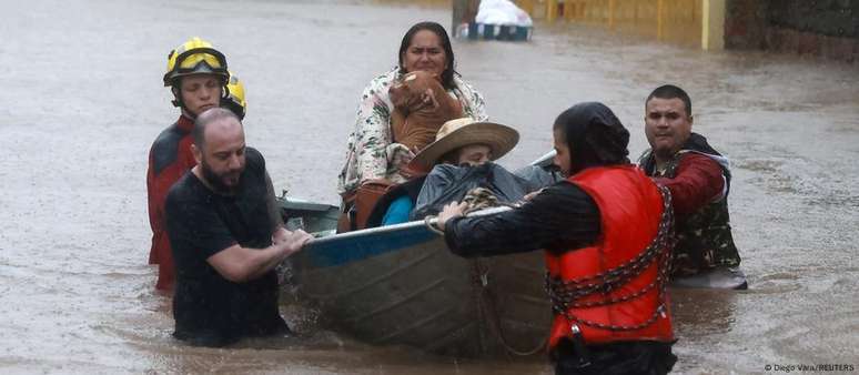 No Rio Grande do Sul, maioria das cidades mais afetadas pelas enchentes históricas de maio de 2024 segue despreparada; na foto, registro de um regaste feito à época em Porto Alegre 