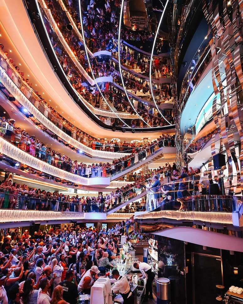 Zez&eacute; Di Camargo lota cruzeiro - Instagram