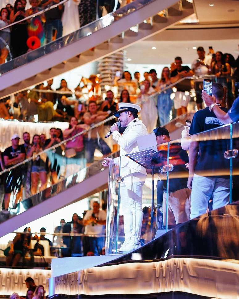 Zez&eacute; Di Camargo lota cruzeiro - Instagram