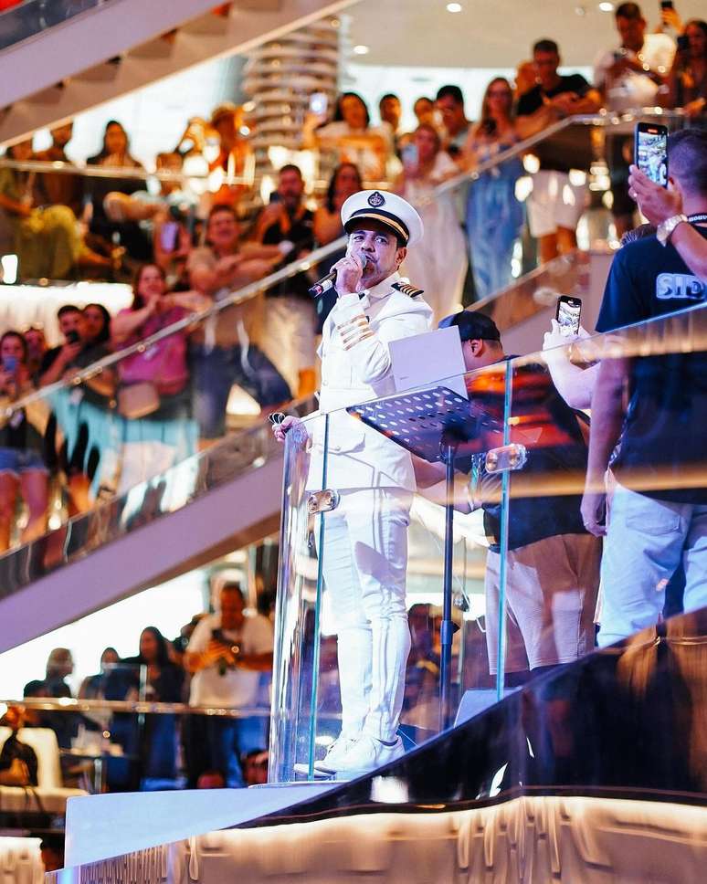 Zez&eacute; Di Camargo lota cruzeiro - Instagram