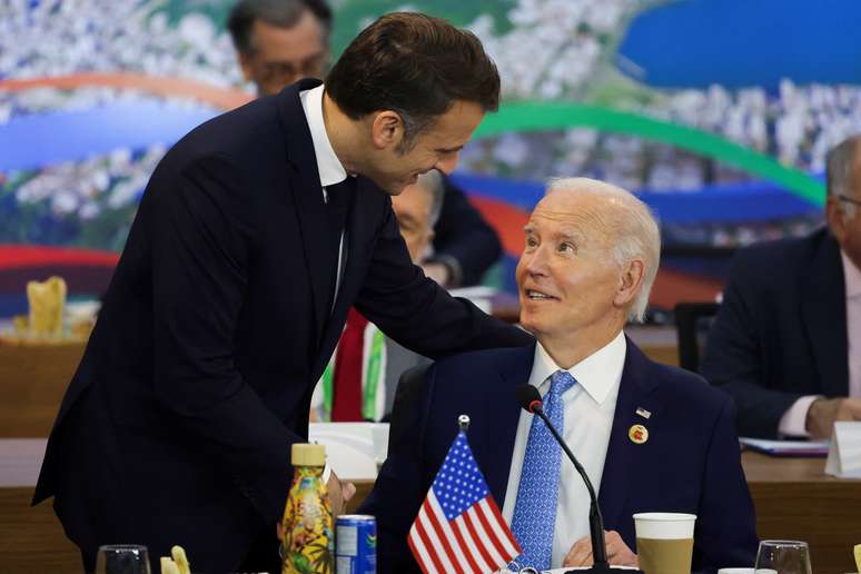 O presidente da França, Emmanuel Macron, cumprimenta o presidente dos EUA, Joe Biden durante o G20, no Rio de Janeiro, nesta segunda-feira, 18/11/2024.