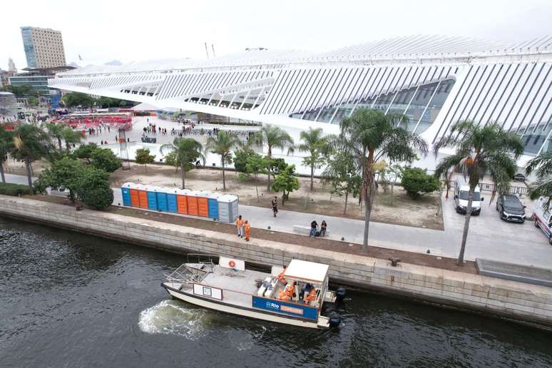 Duas embarcações, os chamados catamarãs, farão a limpeza do espelho d'água do entorno do Museu do Amanhã. 