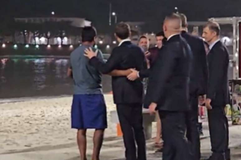 Emmanuel Macron cumprimentou brasileiros e posou para selfies no calçadão de Copacabana