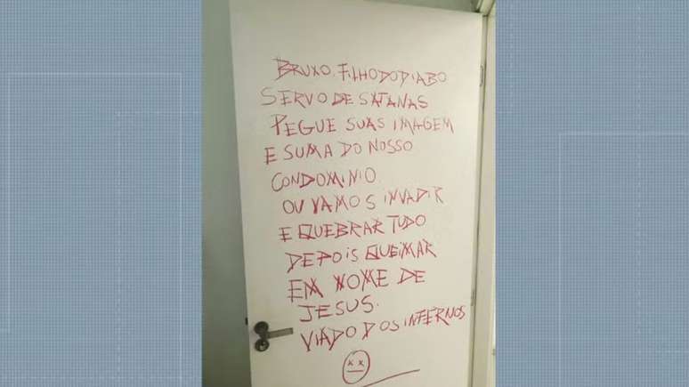 "Bruxo, filho do diabo, servo de Satanás", diz ofensas escritas na porta do escultor