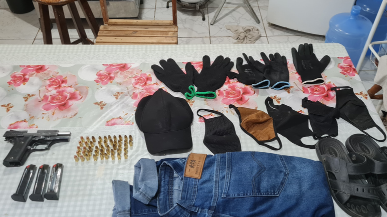 Arma, roupas e acessórios encontrados na residência do serial killer