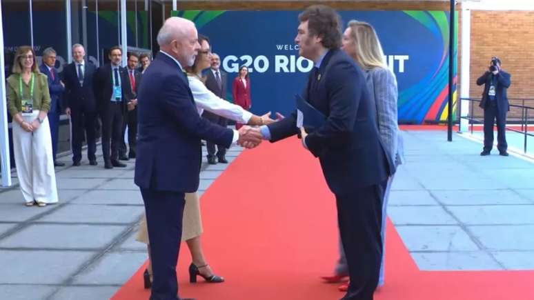 Javier Milei, presidente da Argentina, cumprimenta presidente Lula em chegada à Cúpula do G20