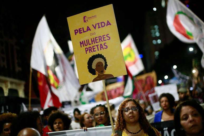 Manifestação da Jornada Nacional de Luta Pelas Vidas Negras no Rio de Janeiro, em 2023; escritora afirma que, no Brasil, a vida dela 'às vezes corre perigo'