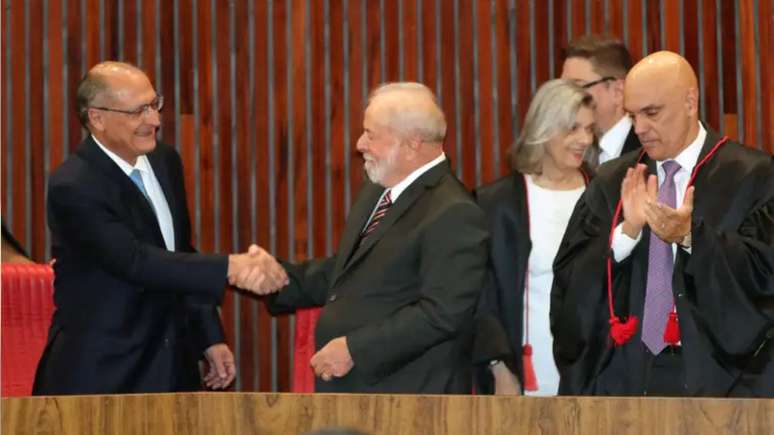 Lula e Alckmin se cumprimentam na diplomação; Alexandre de Moraes, à direita, está aplaudindo