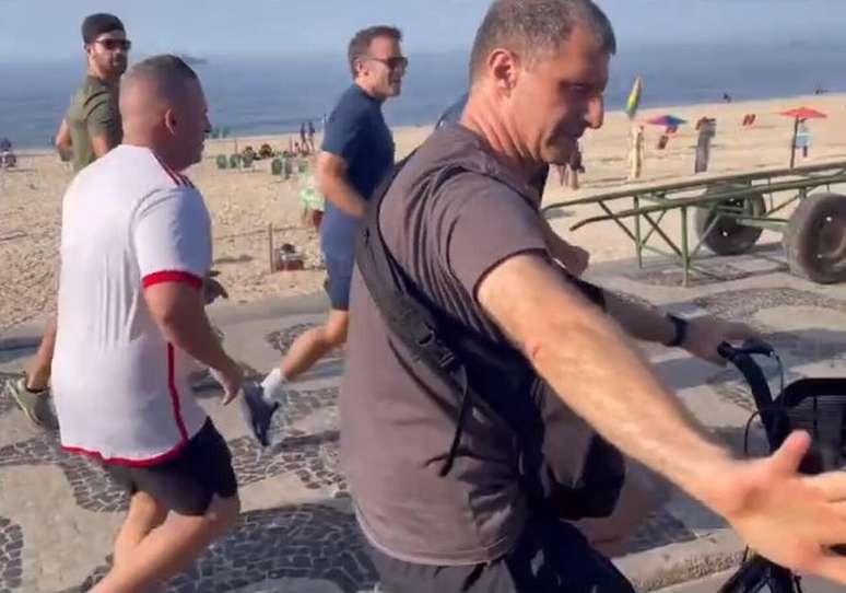 Macron esteve acompanhado por seus seguranças durante a corrida em Copacabana –