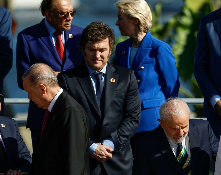 Javier Milei e Lula próximos, durante cúpula do G20 no Rio