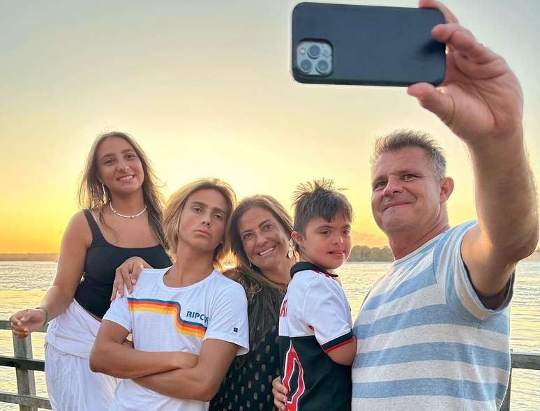 Apóstolo Rina com a esposa, Denise Seixas, e os três filhos, Rininha, Raquel e Renan - Instagram