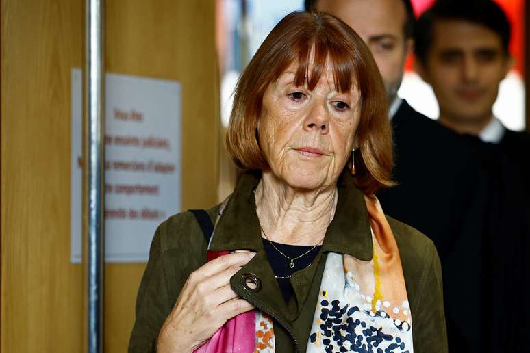 A francesa Gisele Pelicot, vítima de estupro em massa orquestrado por seu marido, Dominique Pelicot, durante uma pausa no julgamento de Dominique e 50 outros acusados, no tribunal de Avignon, França