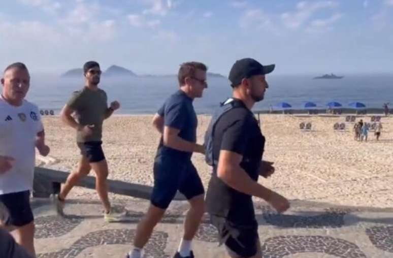 Macron esteve acompanhado por seus seguranças durante a corrida em Copacabana –