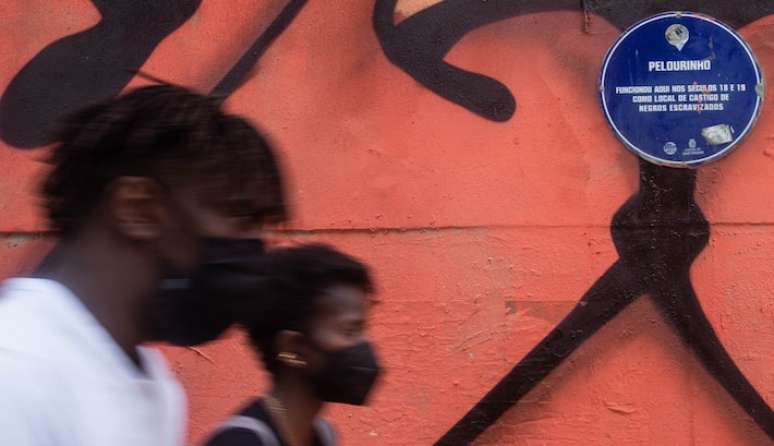 Uma placa azul indica o Largo do Pelourinho, na Praça Sete de Setembro, onde escravos eram açoitados.