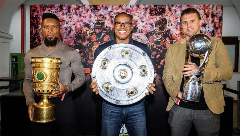 Trio com as taças do Bayer Leverkusen