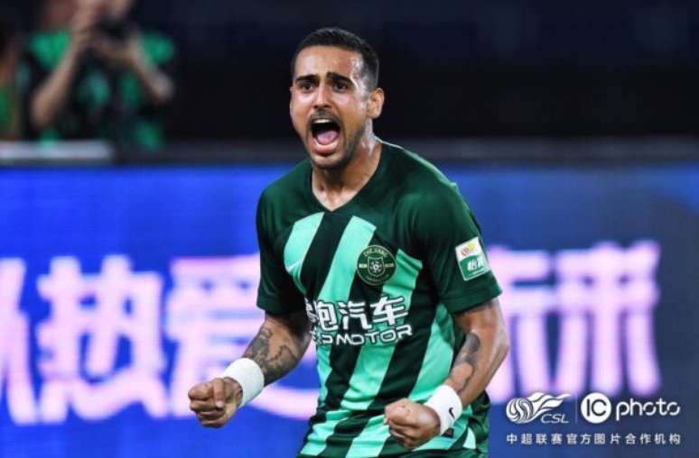 Fotos: Divulgação / Zhejiang FC - Legenda: Brasileiro alcança marca importante no futebol chinês