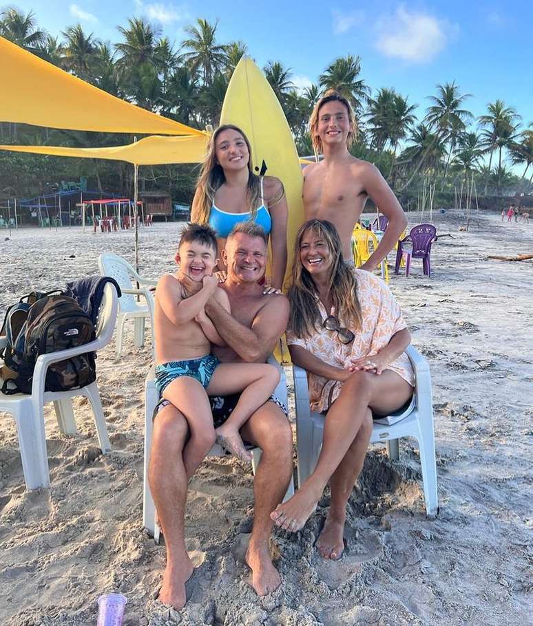 Apóstolo Rina com a esposa, Denise Seixas, e os três filhos, Rininha, Raquel e Renan - Instagram