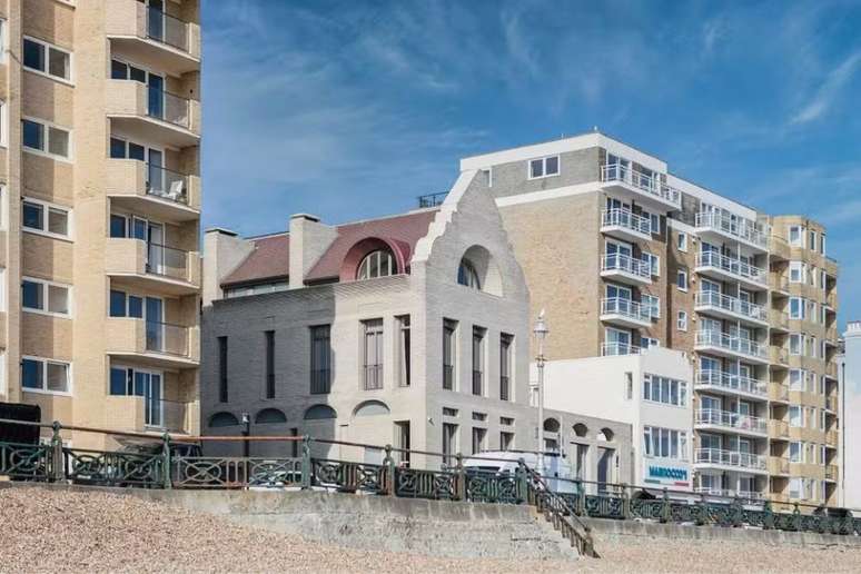 Mansão chamada de Medina House fica à beira do mar, na Inglaterra