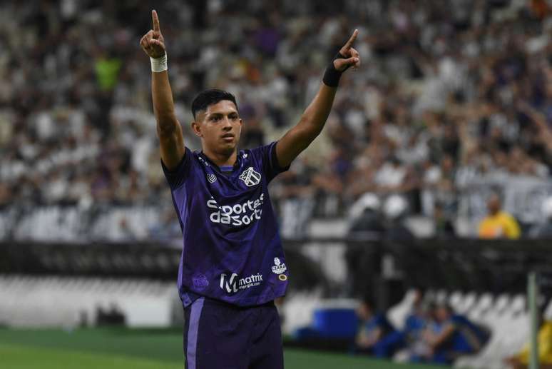 Erick Pulga (Ceará) comemorando seu gol contra o Avaí, no dia 03.11.2024