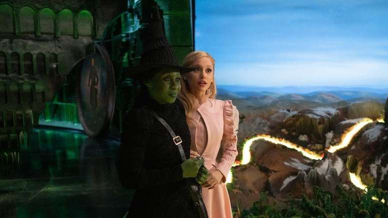 Cynthia Erivo (esquerda) interpreta Elphaba e Ariana Grande interpreta Glinda