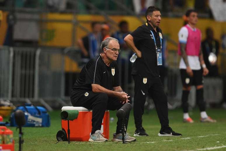 Em Brasil x Uruguai, Bielsa repetiu seu tradicional ato de usar a caixa de isotônico como assento –