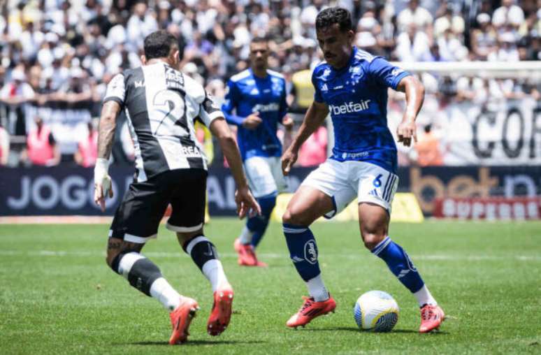 Kaiki celebra gol pelo Cruzeiro, apesar da derrota para o Corinthians