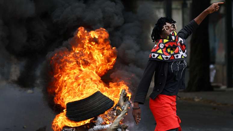 Manifestante durante protesto em Maputo, capital de Moçambique