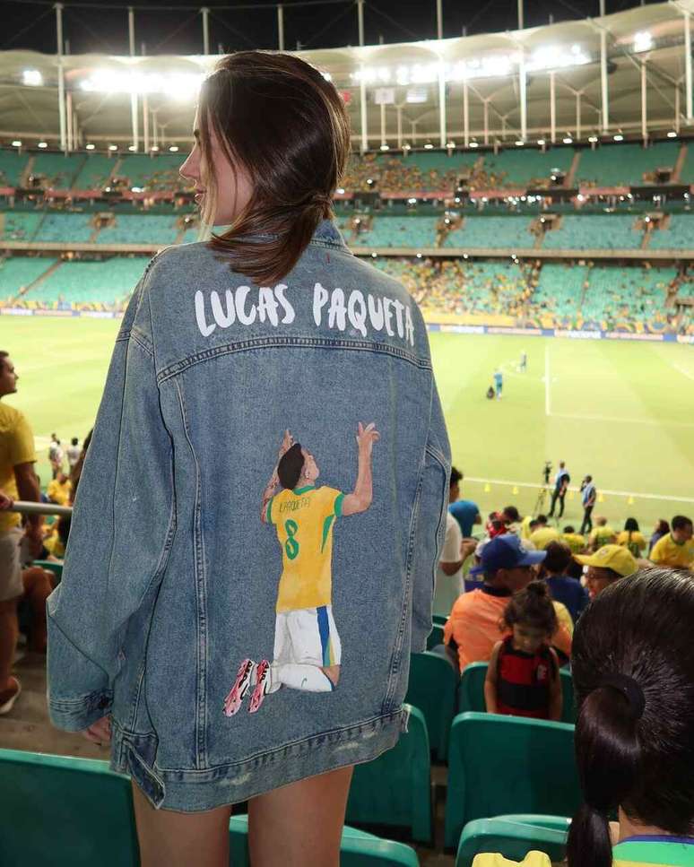 Jaqueta personalizada da esposa de Lucas Paquetá –