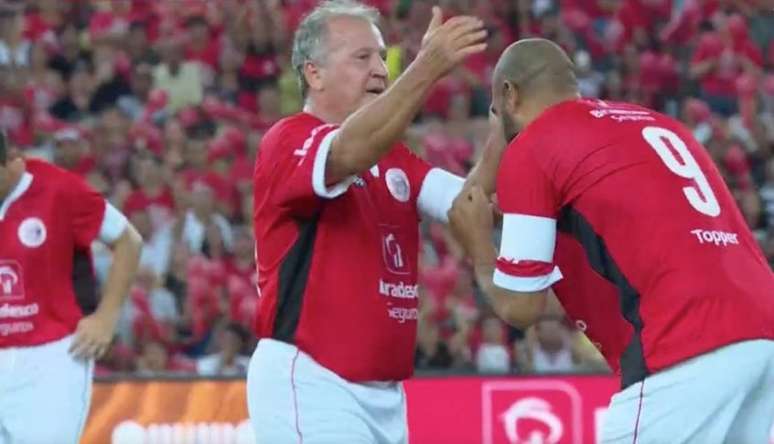 Zico e Adriano Imperador já dividiram o campo anteriormente. Foi no Jogo das Estrelas, em 2019 – Reprodução / Sportv