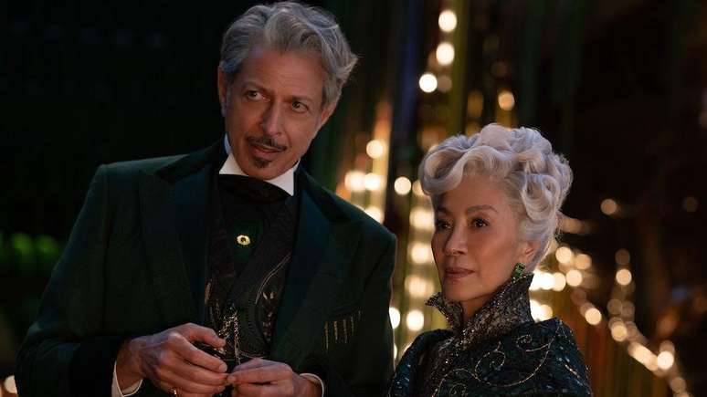 Jeff Goldblum interpreta O Mágico de Oz e Michelle Yeoh interpreta Madame Morrible em Wicked