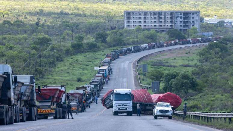 Caminhões fazem filha na fronteira fechada entre África do Sul e Moçambique