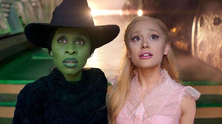 Ariana Grande (à direita) interpreta Glinda, que forma uma amizade com Cynthia Erivo, como Elphaba